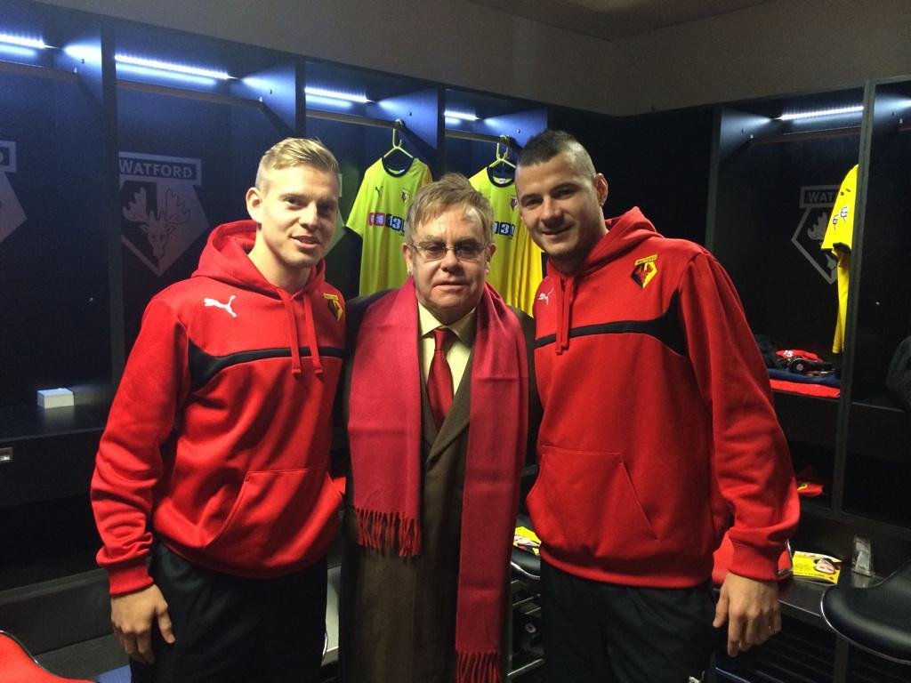 Matěj Vydra a Daniel Pudil se v šatně Watfordu fotili se zpěvákem Eltonem Johnem, jehož jméno nyní nese jedna z tribun