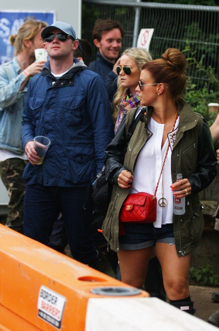 Wayne Rooney s manželkou Coleen na festivalu v Glastonbury. Jedou na vodku a nudle z Teska