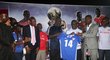 Legendární fotbalista a současný prezident Libérie  George Weah nastoupil za svou zemi v přátelském utkání s Nigérií, tady se ukazuje se svým dresem po skončení zápasu