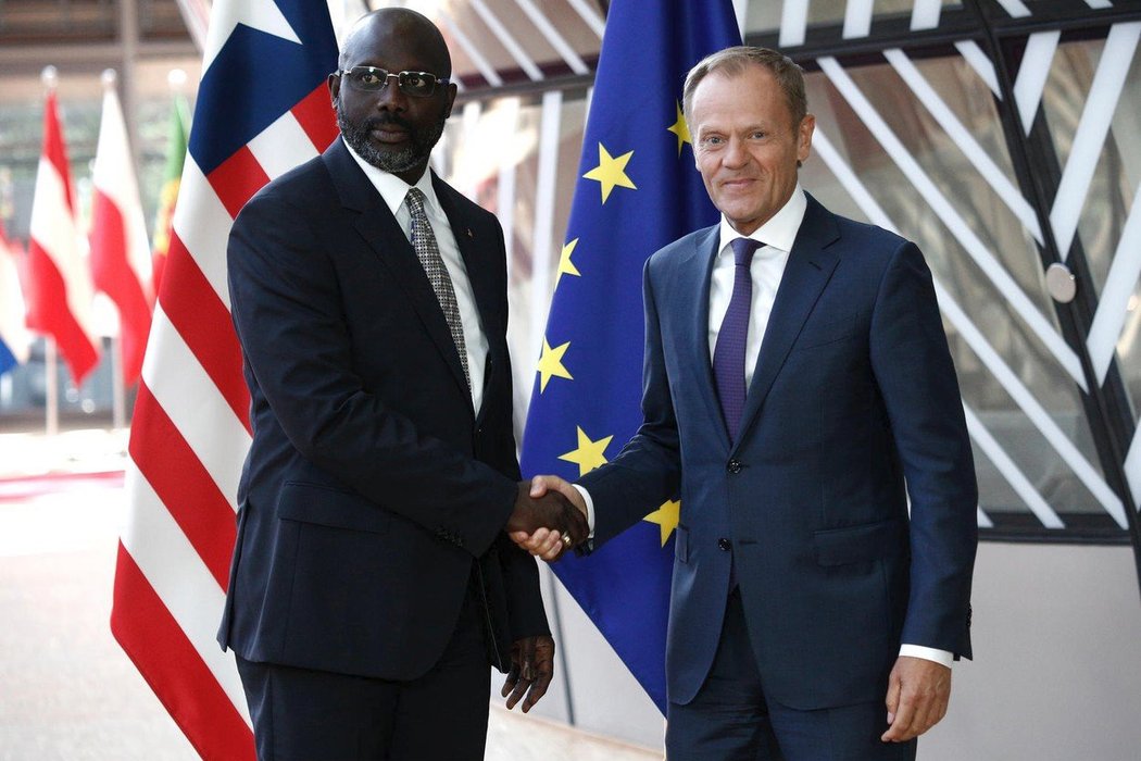 Legendární útočník a dnes prezident Libérie George Weah (vlevo)