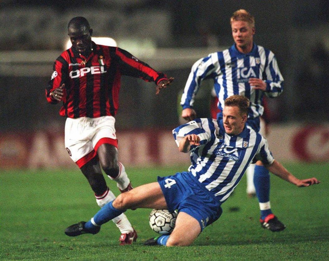 George Weah (vlevo) v době, kdy jako skvělý útočník válel v dresu italského AC Milán