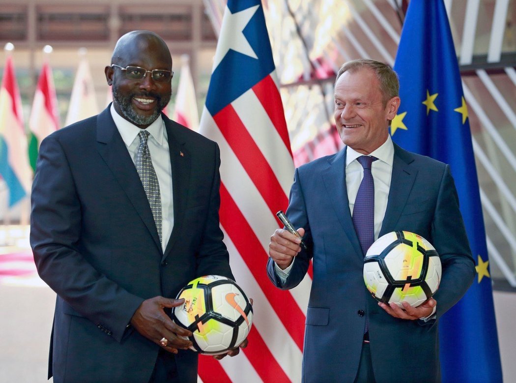 Legendární útočník a dnes prezident Libérie George Weah (vlevo)