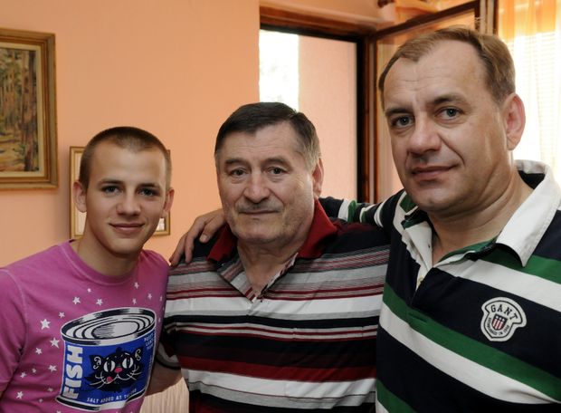 Fotbalová rodinka Weissova. Nejmladší Vladimír (vlevo), uprostřed Weiss nejstarší, vpravo Weiss starší Fotbalová rodinka Weissova. Nejmladší Vladimír (vlevo), uprostřed Weiss nejstarší, vpravo Weiss starší