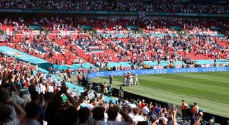 Fanoušek ve Wembley spadl z tribuny. Nehýbal se, líčí svědci