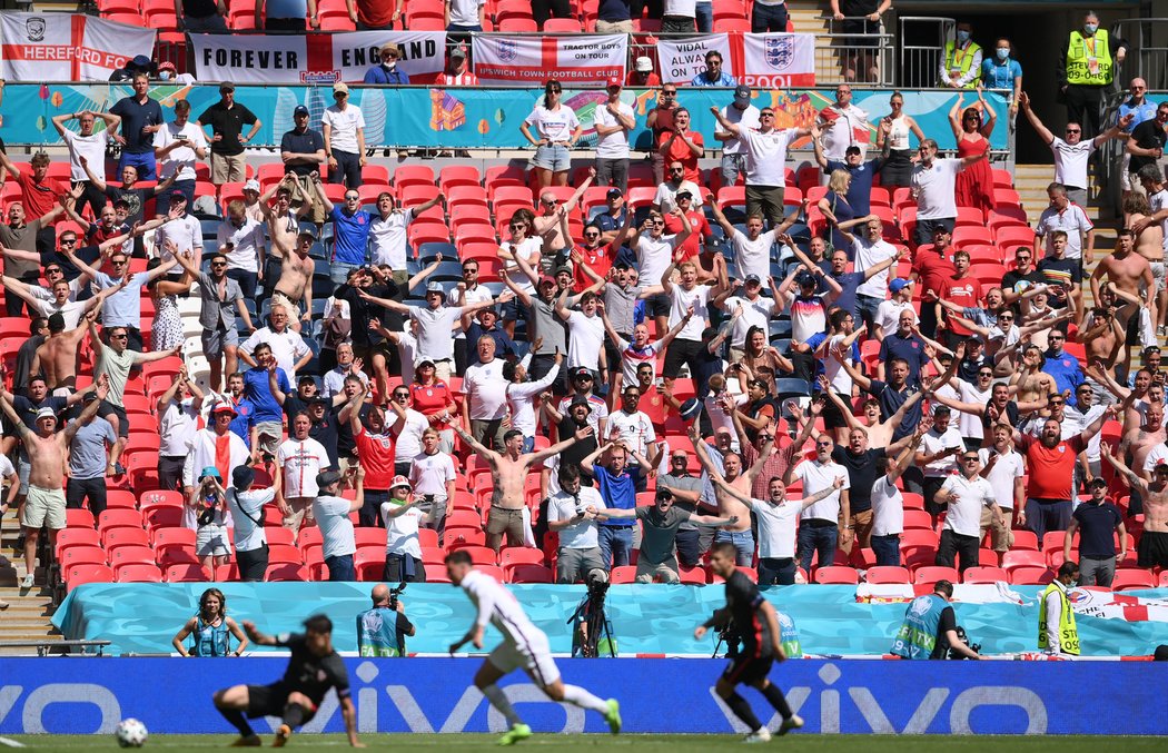 Do Wembley smělo omezené množství fanoušků