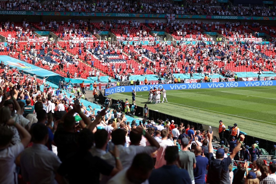 Do Wembley smělo omezené množství fanoušků