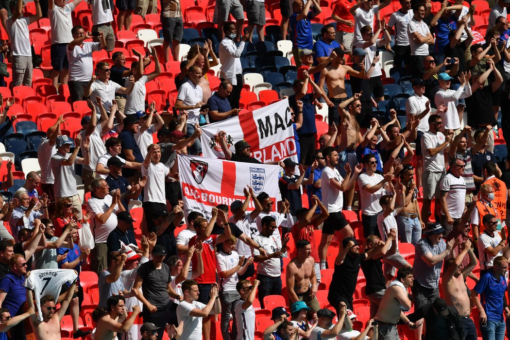 Do Wembley smělo omezené množství fanoušků