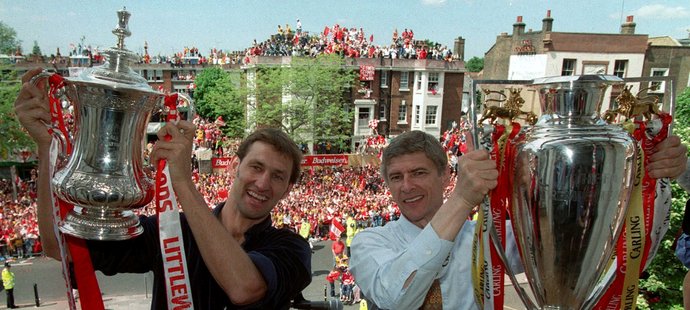 Vítězný rok 1998 - Arséne Wenger s tehdejším kapitánem Tony Adamsem s trofejemi pro vítěze FA Cupu a anglické ligy