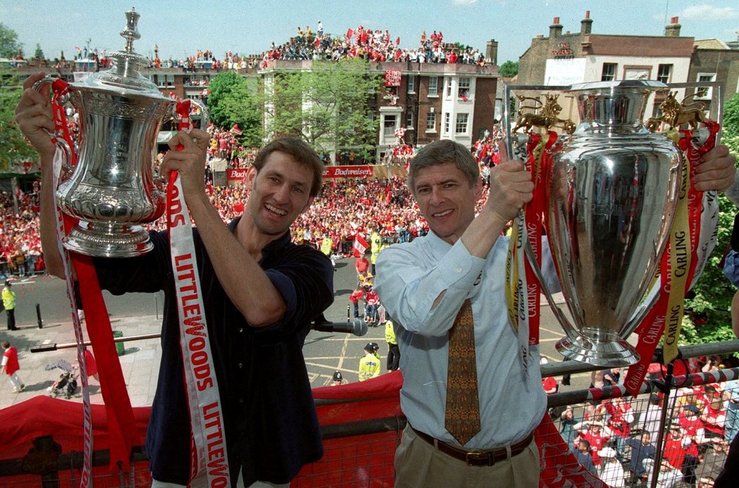 Vítězný rok 1998 - Arséne Wenger s tehdejším kapitánem Tony Adamsem s trofejemi pro vítěze FA Cupu a anglické ligy