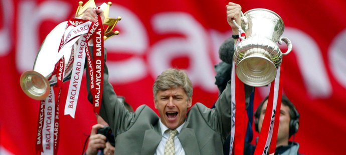 Šťastný trenér Arséne Wenger po zisku FA Cupu a ligového titulu