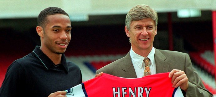 Jedna z nejvýraznějších posil klubových dějin Arsenalu - moment, kdy Arséne Wenger podepsal útočníka Thierry Henryho