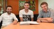 Jiří Pavlenka s agentem Viktorem Kolářem a sportovním ředitelem Werderu Frankem Baumannem podepisuje tříletou smlouvu s roční opcí