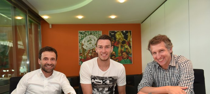 Jiří Pavlenka s agentem Viktorem Kolářem a sportovním ředitelem Werderu Frankem Baumannem podepisuje tříletou smlouvu s roční opcí