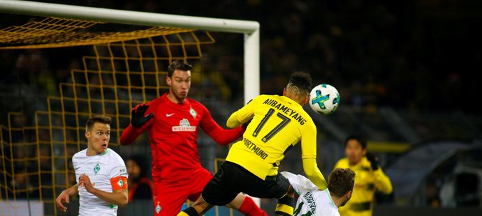 Kanonýr Aubameyang překonává Pavlenku