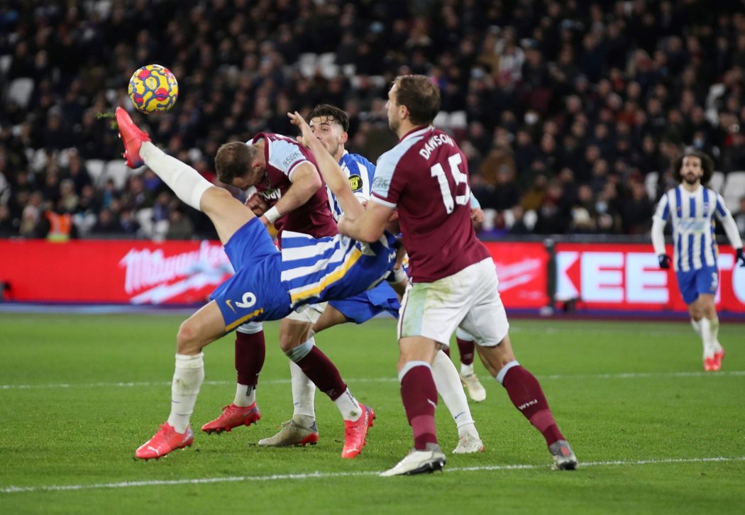 Brightonský Neal Maupay nůžkami srovnává duel s West Hamem