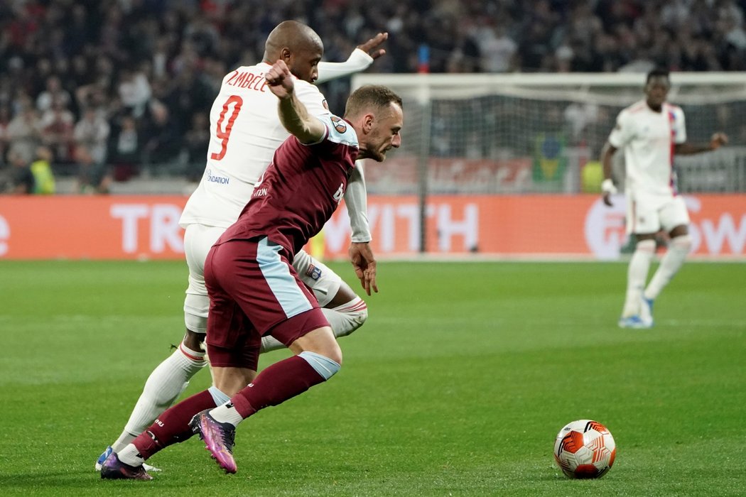 Vladimír Coufal během utkání v Lyonu, ve kterém West Ham vybojoval postup do semifinále Evropské ligy
