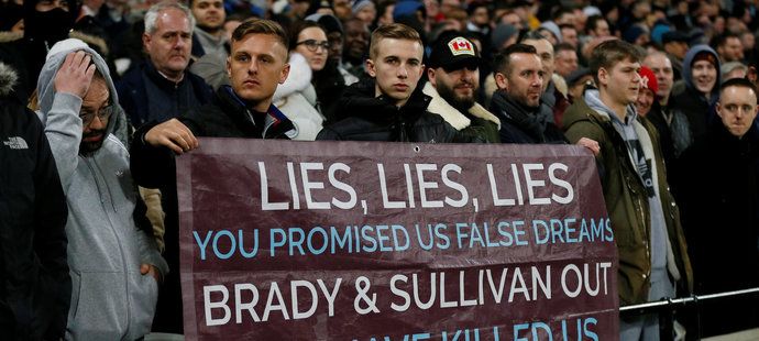 Lži, lži, lži... Fanoušků West Hamu se vůbec nelíbí, kam jejich klub směřuje