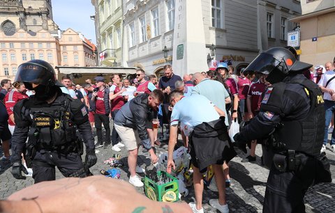 Po incidentu v Rytířské ulici policie zadržela 16 podezřelých