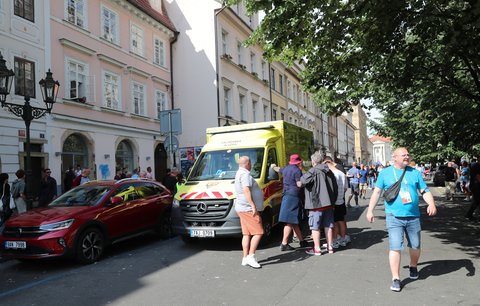 Po incidentu v Rytířské ulici policie zadržela 16 podezřelých