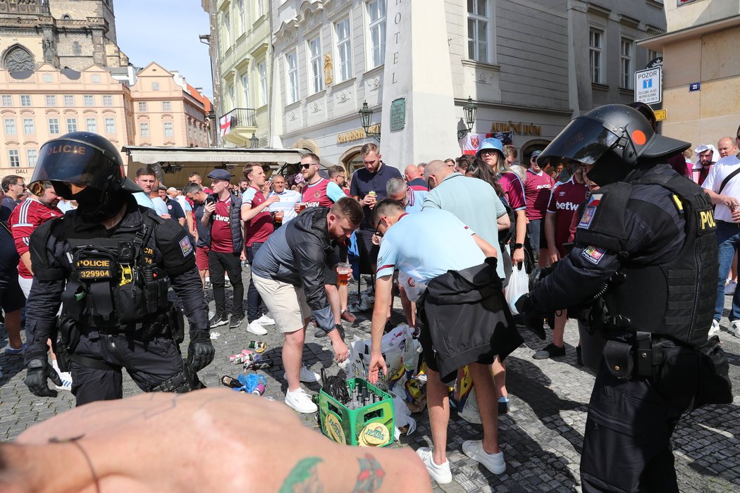 Po incidentu v Rytířské ulici policie zadržela 12 podezřelých