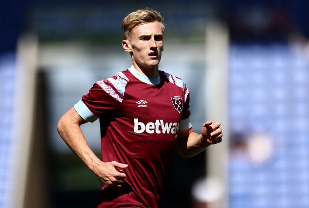 Flynn Downes v dresu West Hamu Flynn Downes v dresu West Hamu