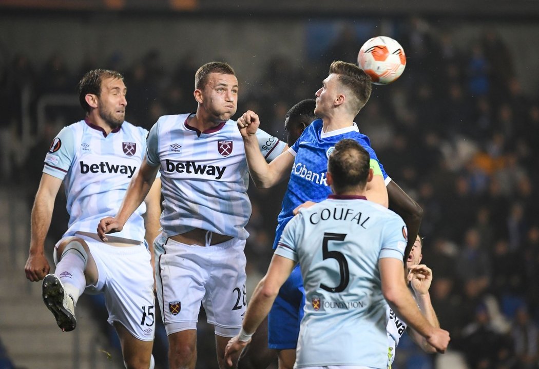 Fotbalisté West Hamu v zápase proti Genku, v akci i čeští reprezentanti Tomáš Souček a Vladimír Coufal