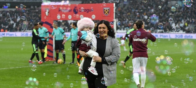 Isla Catonová s maminkou Nicole na zápase milovaného West Hamu