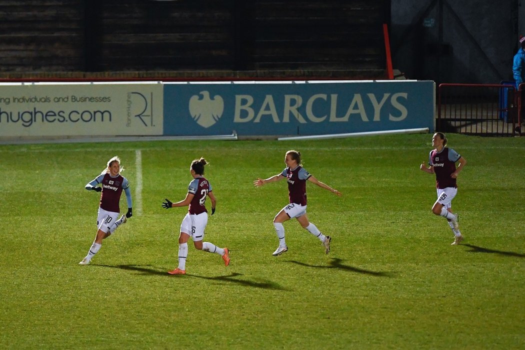 Kateřina Svitková oslavuje svou trefu za West Ham proti Birminghamu