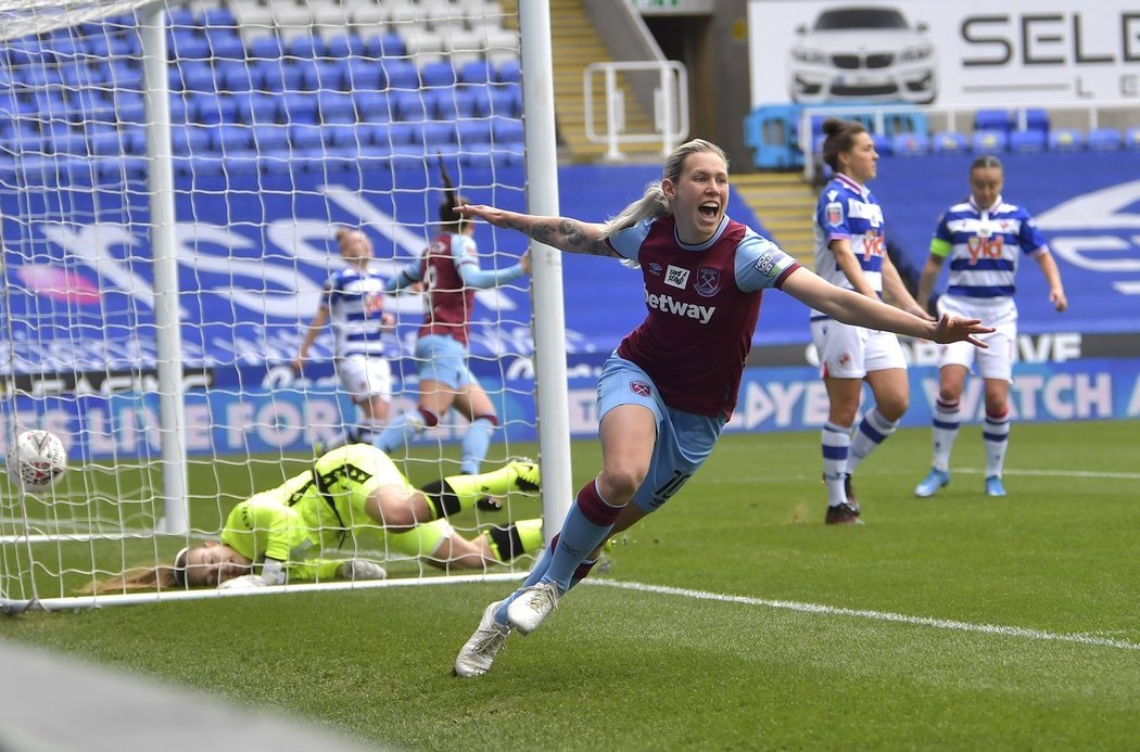 Radost Kateřiny Svitkové po gólu do sítě Readingu v době, kdy hrála za West Ham