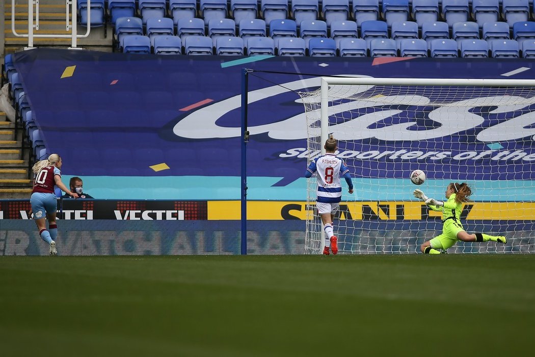 Kateřina Svitková dává gól proti Readingu