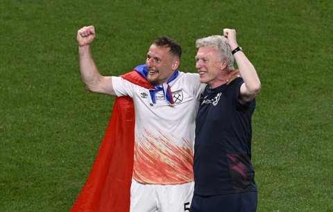 Vladimír Coufal slavil triumf s českou vlajkou