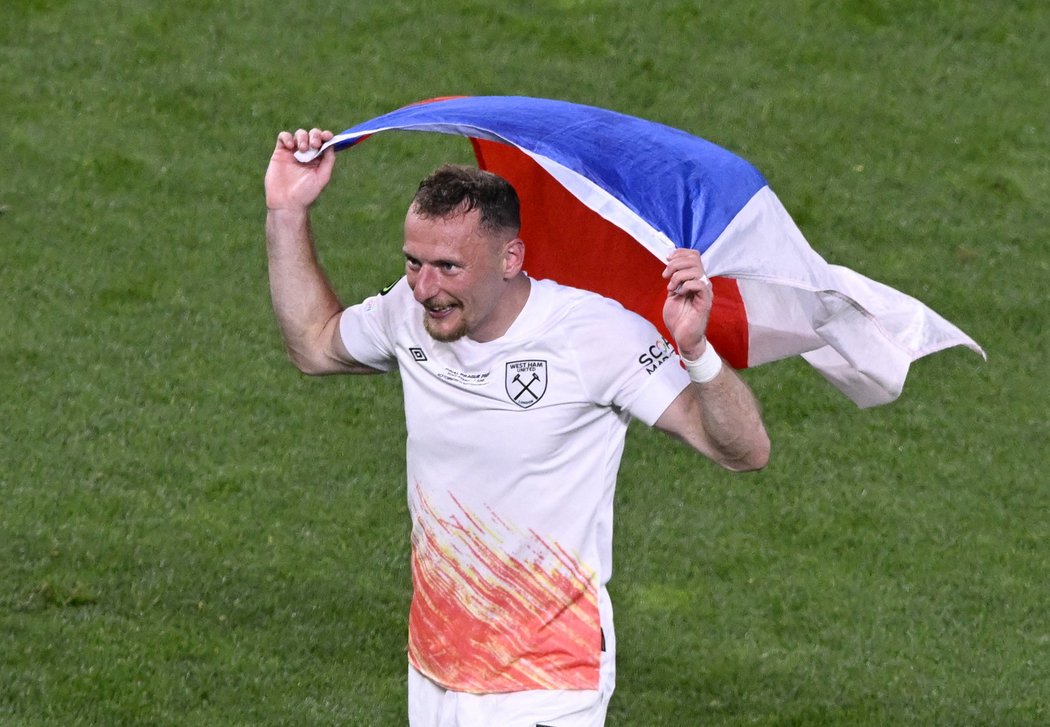 Vladimír Coufal slavil triumf s českou vlajkou