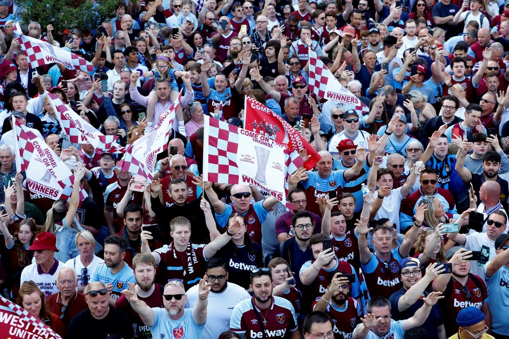 Obrovské zástupy fanoušků v Londýně vítají fotbalisty West Hamu