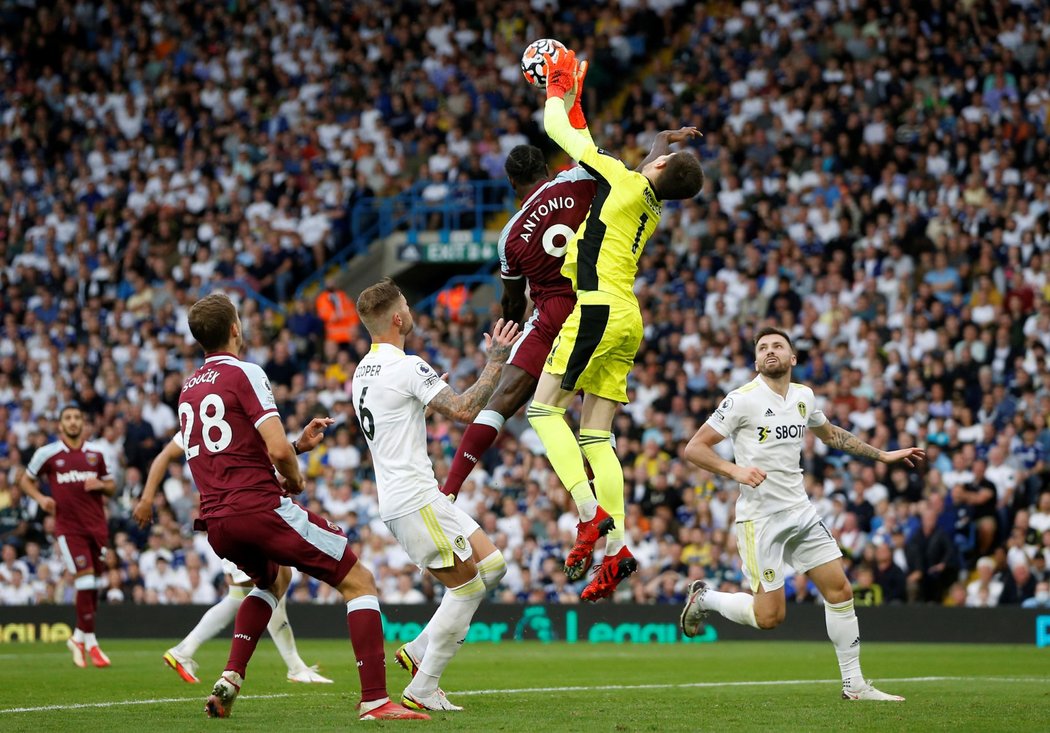 Michal Antonio fauloval brankáře Leedsu a následnou trefu Tomáše Součka tak sudí po konzultaci s VAR odvolal