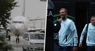 Součkův West Ham přiletěl do Prahy: Upršené vítání před luxusním hotelem!