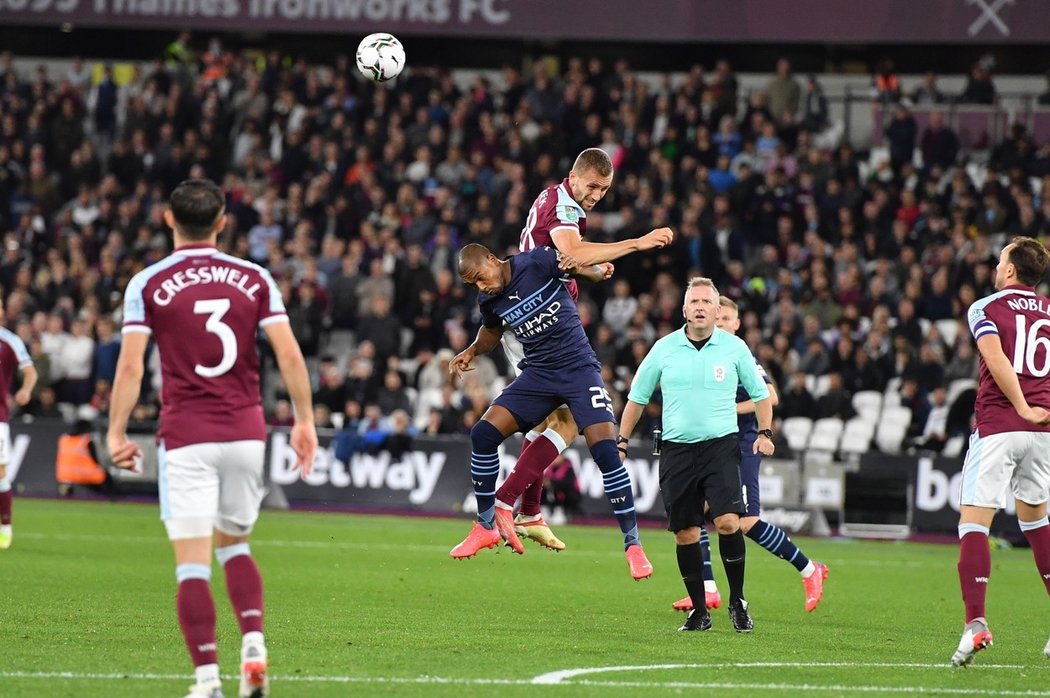 Westhamský Tomáš Souček v pohárovém utkání proti Manchesteru City