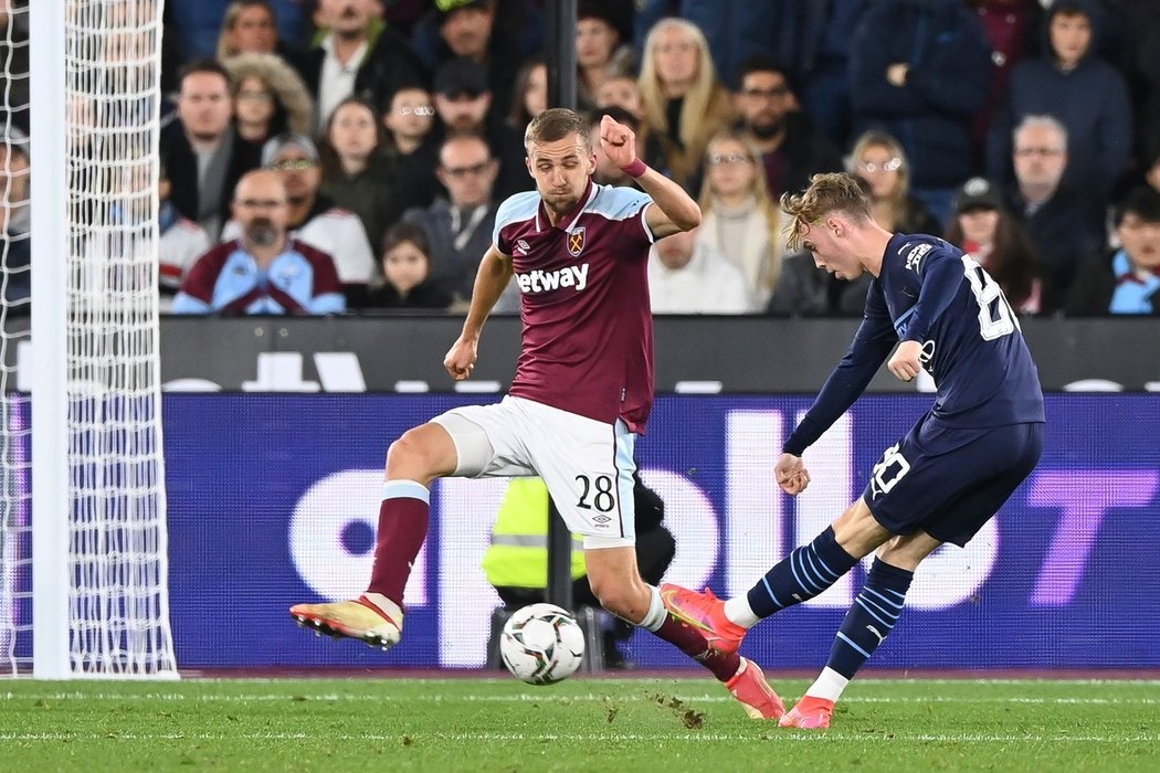 Westhamský Tomáš Souček v pohárovém utkání proti Manchesteru City