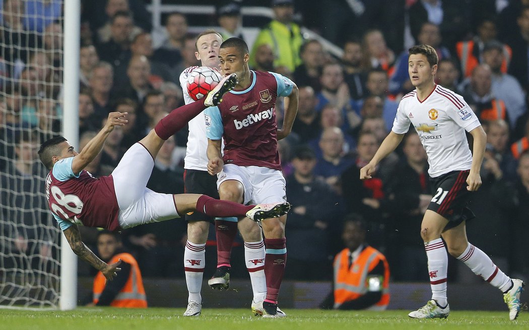 Manuel Lanzini v akrobatické pozici pálí na branku United