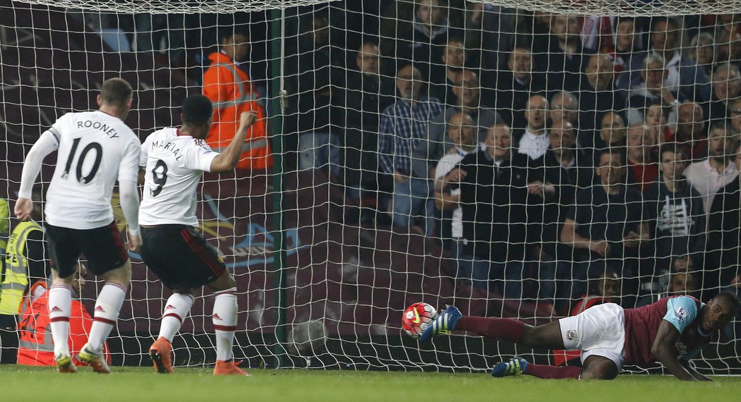 Martial to měl před prázdnou brankou hodně jednoduché