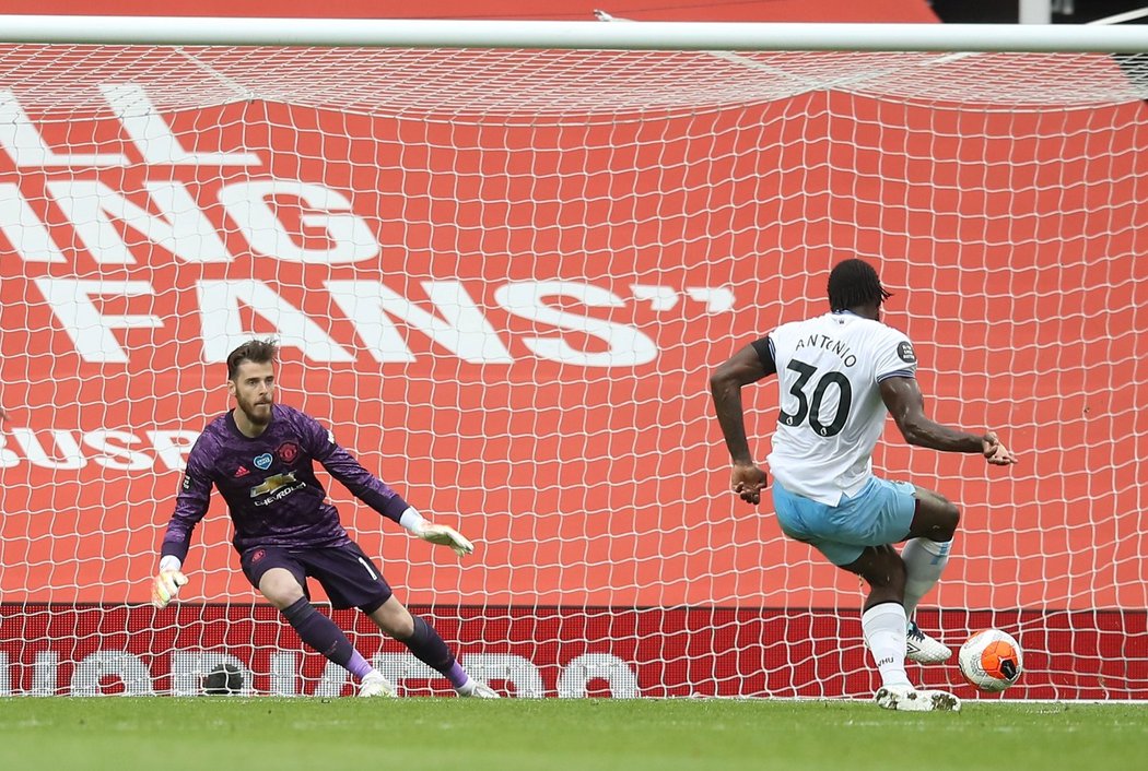 Michail Antonio z West Hamu proměňuje pokutový kop v utkání na Manchesteru United