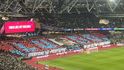 Kladiváři si připravili choreo s nápisem LUDO na počest bývalého brankáře Luďka Mikloška