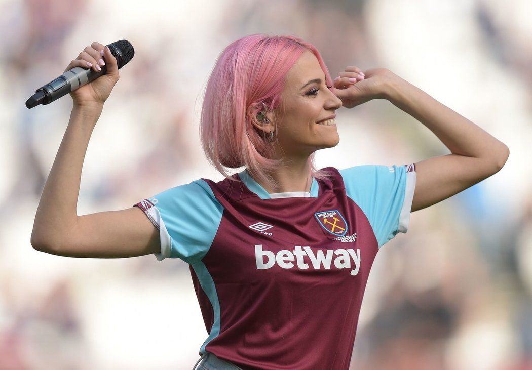 Pixie Lott si na stadionu West Hamu i zazpívala