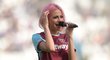 Pixie Lott si na stadionu West Hamu i zazpívala