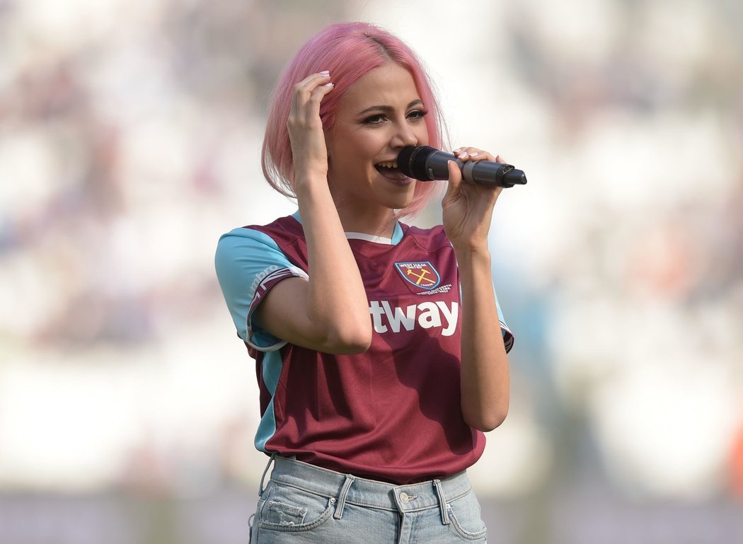 Pixie Lott si na stadionu West Hamu i zazpívala