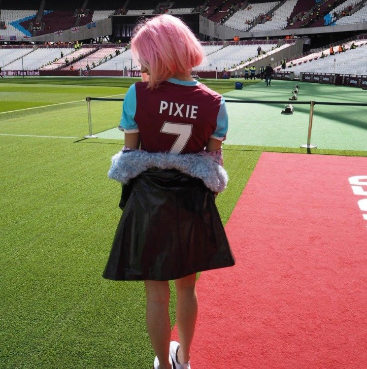 Pixie Lottová fandí West Ham United.