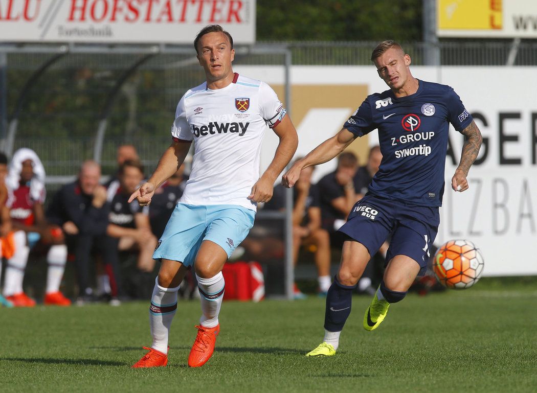 Kapitán hvězdného West Hamu United Mark Noble v zápase se Slováckem