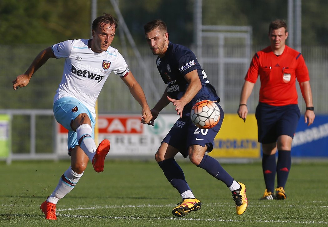 Mark Noble v souboji s Markem Havlíkem