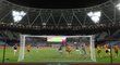 Tento gól nakonec nebyl Tomáši Součkovi přiznán, West Ham se dostal do vedení 3:0