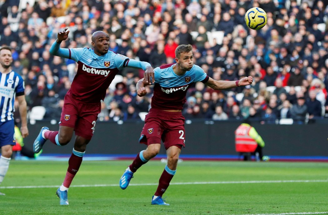 Tomáš Souček (vpravo) během svého prvního utkání v Premier League za West Ham