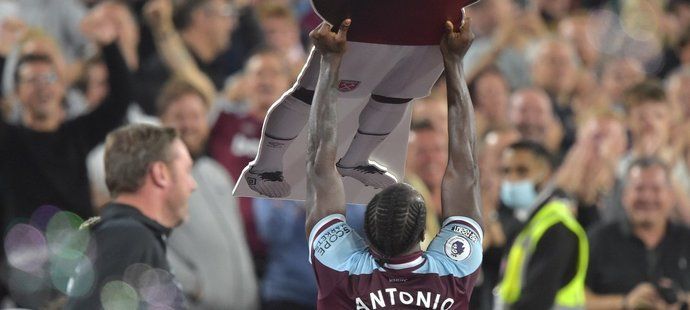 Michail Antonio oslavuje svůj rekordní gól za West Ham, stal se nejlepším střelcem v klubové historii